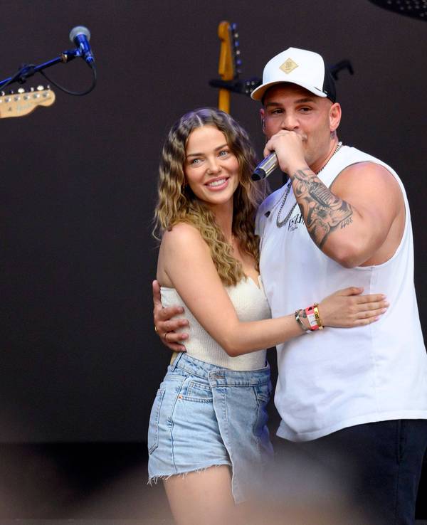Influencerin Laura Maria Rypa und Sänger Pietro Lombardi bei seinem Konzert im Rahmen des „BonnLive OpenAir“ am Telekom Campus in Bonn-Beuel.