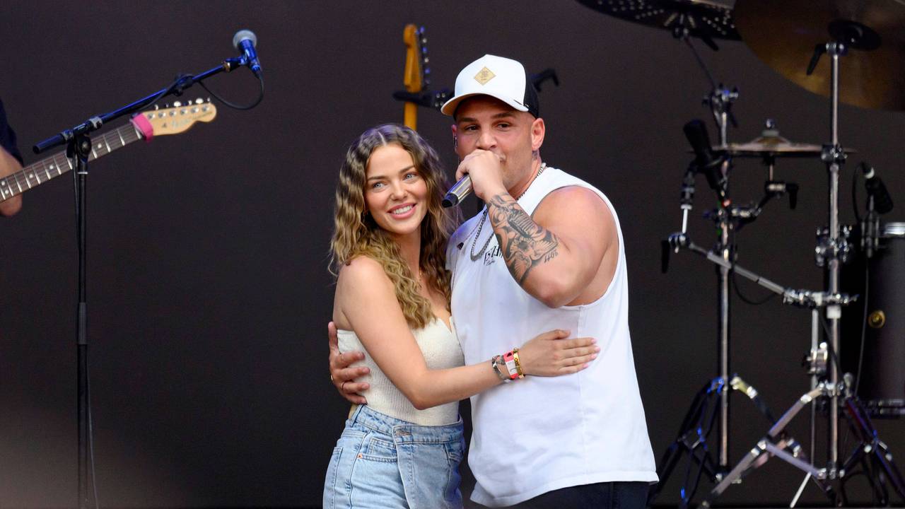 Influencerin Laura Maria Rypa und Sänger Pietro Lombardi bei seinem Konzert im Rahmen des „BonnLive OpenAir“ am Telekom Campus in Bonn-Beuel.