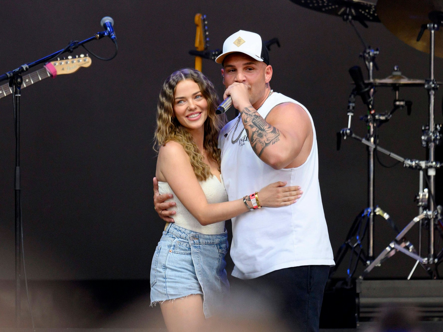 Influencerin Laura Maria Rypa und Sänger Pietro Lombardi bei seinem Konzert im Rahmen des BonnLive OpenAir am Telekom Campus in Bonn-Beuel.