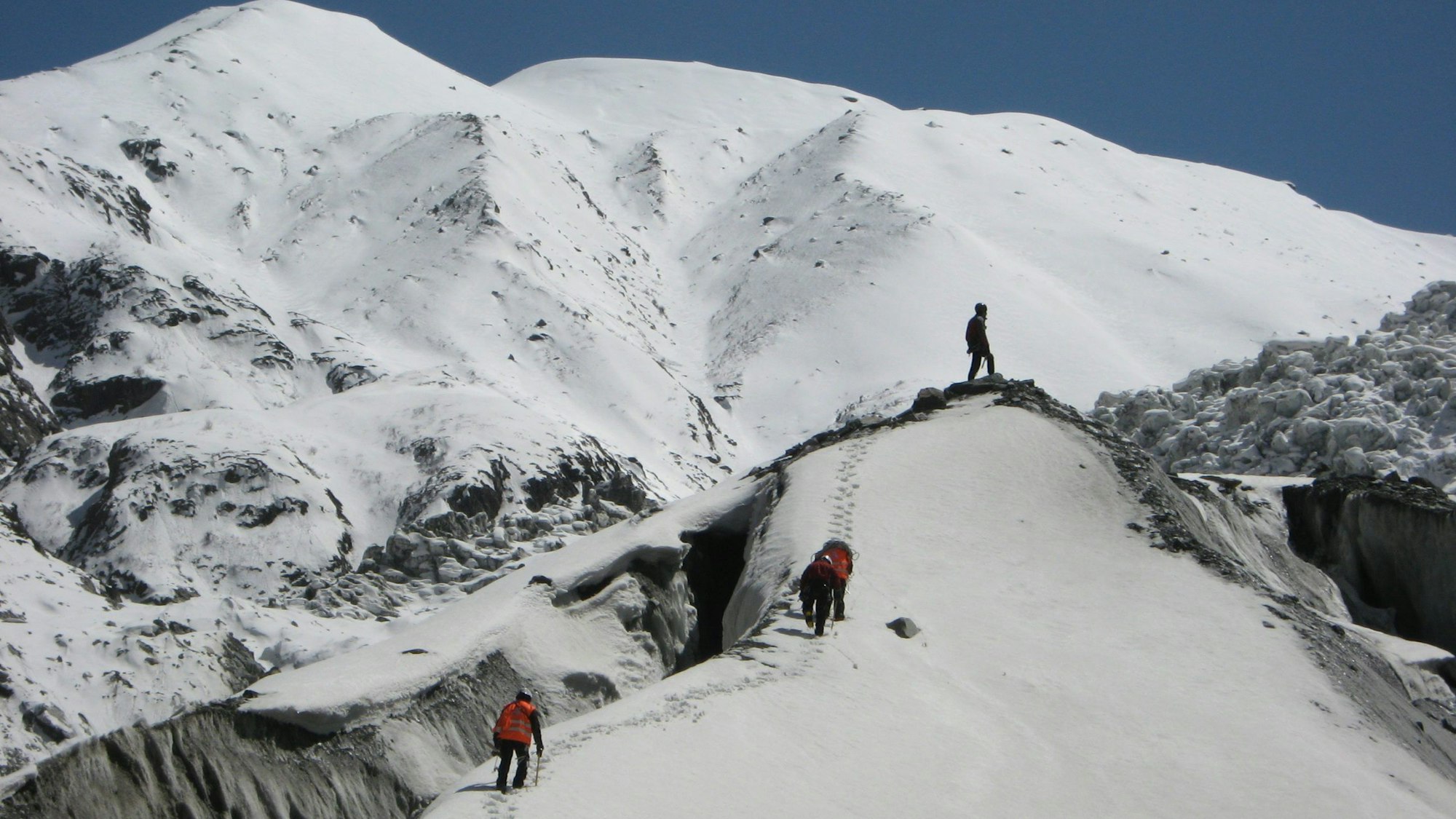 Ein am 15. April 2013 veröffentlichtes Bild zeigt pakistanische Rettungskräfte während einer Bergrettungsübung im Basislager des Diran-Gipfels in Nordpakistan am 12. April 2013.