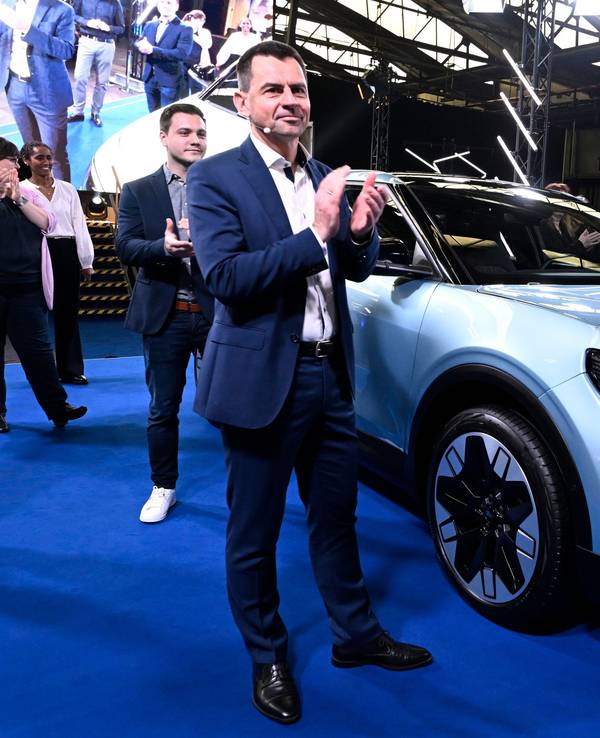 Martin Sander steht neben einem Auto und klatscht in die Hände.