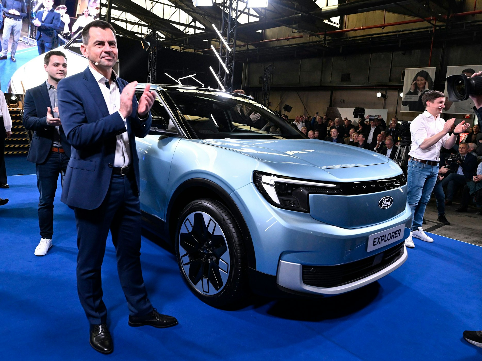 Martin Sander steht neben einem Auto und klatscht in die Hände.