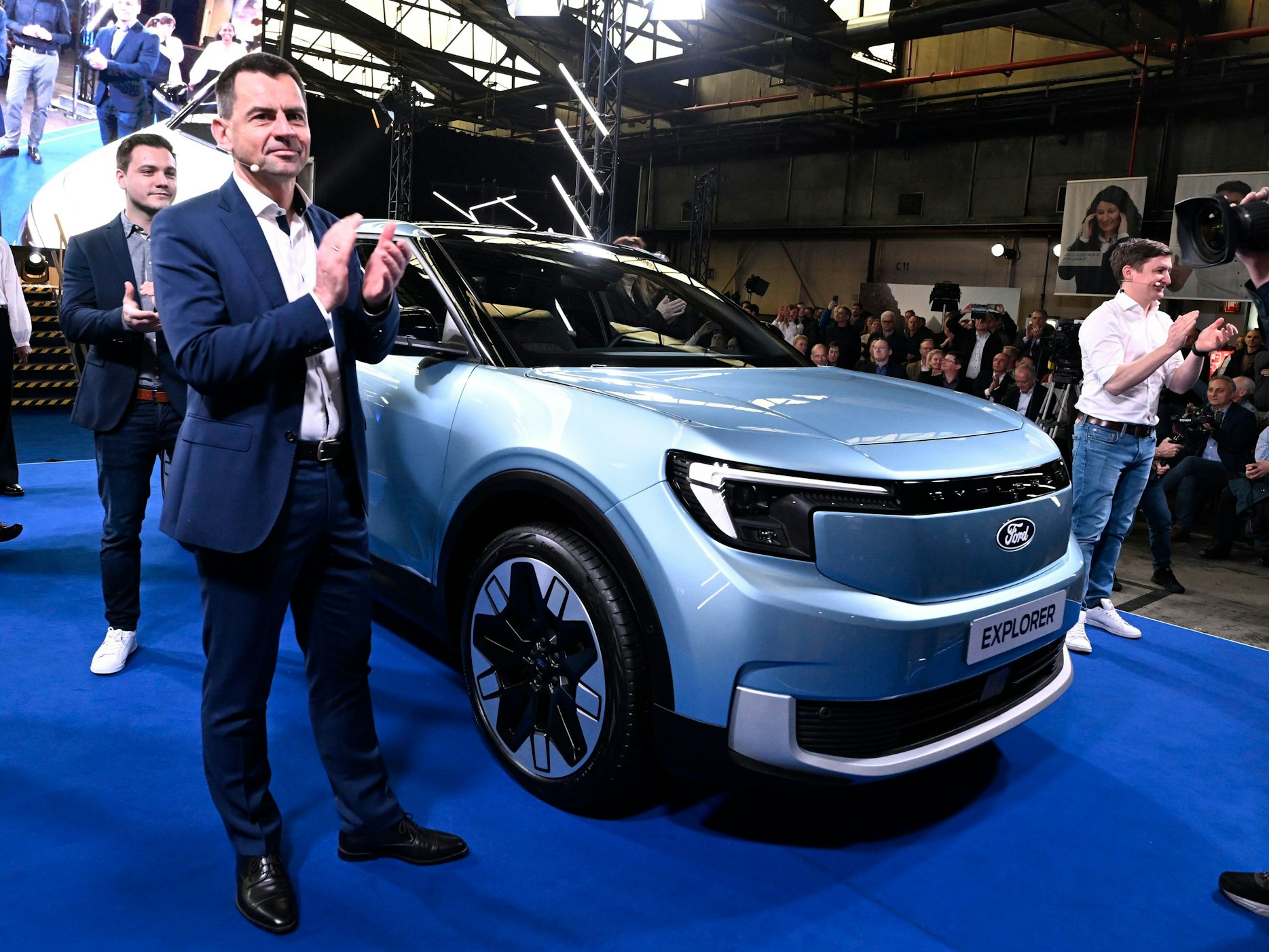 Martin Sander steht neben einem Auto und klatscht in die Hände.