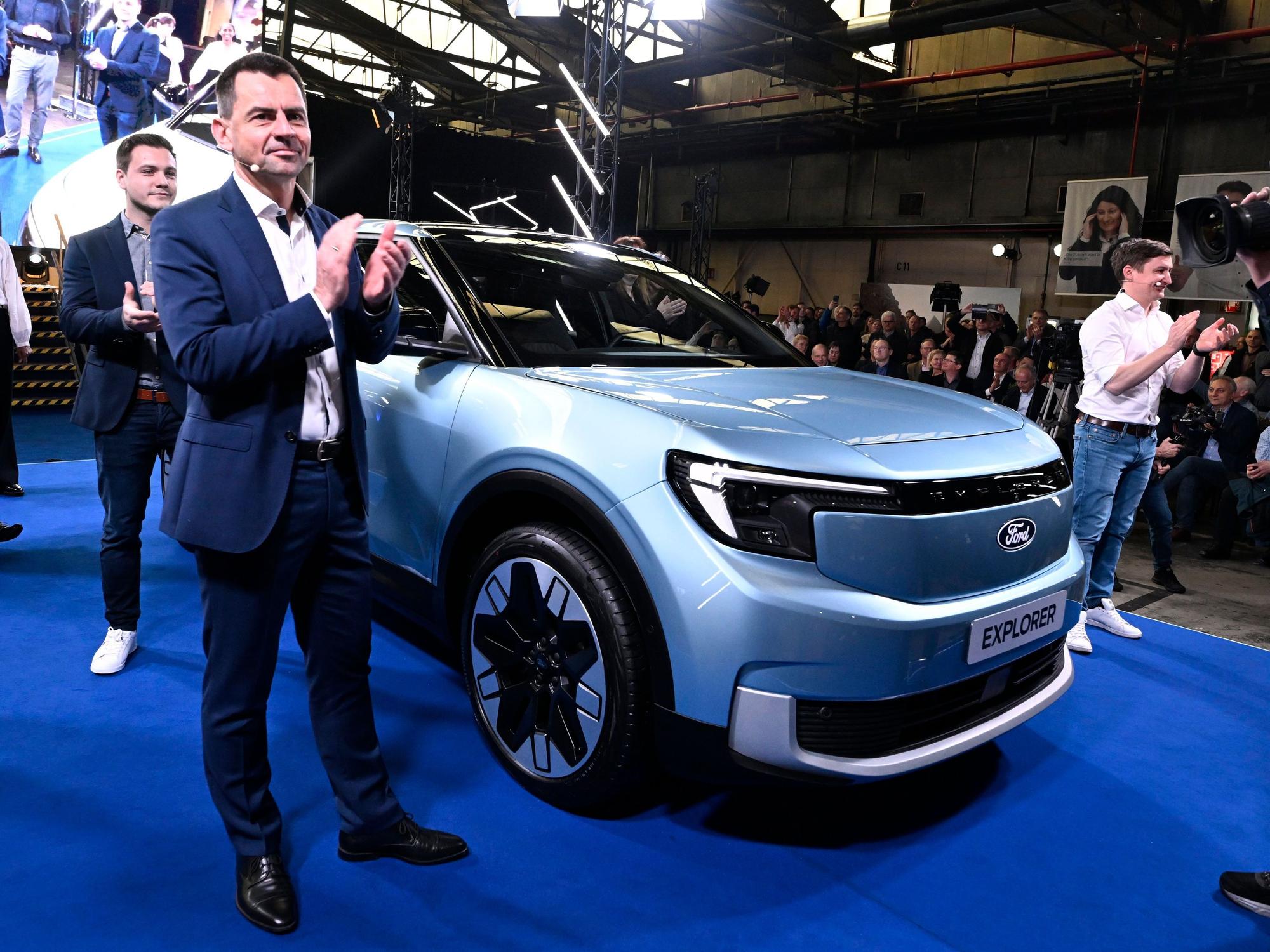 Martin Sander steht neben einem Auto und klatscht in die Hände.