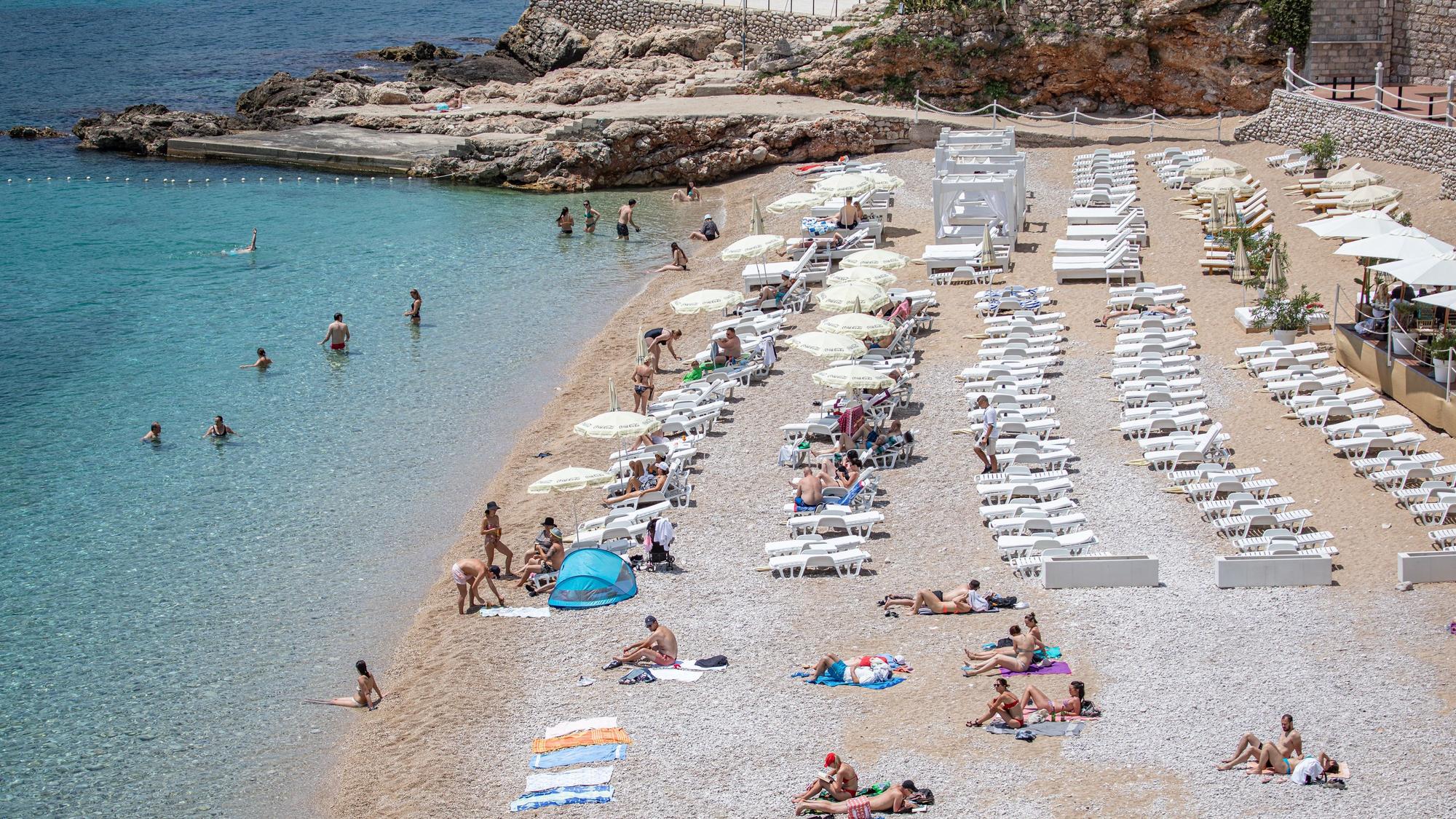 Menschen entspannen am Strand von Dubrovnik.
