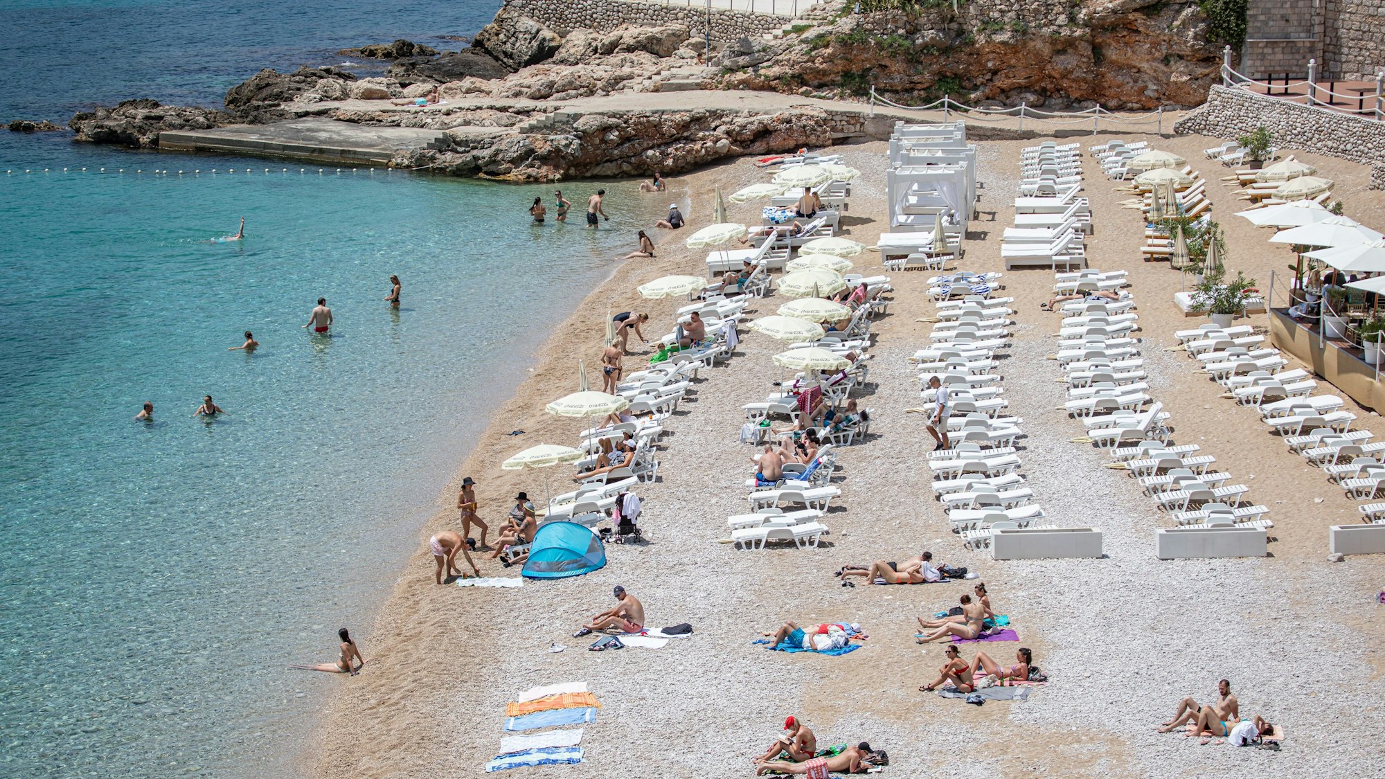 Menschen entspannen am Strand von Dubrovnik.