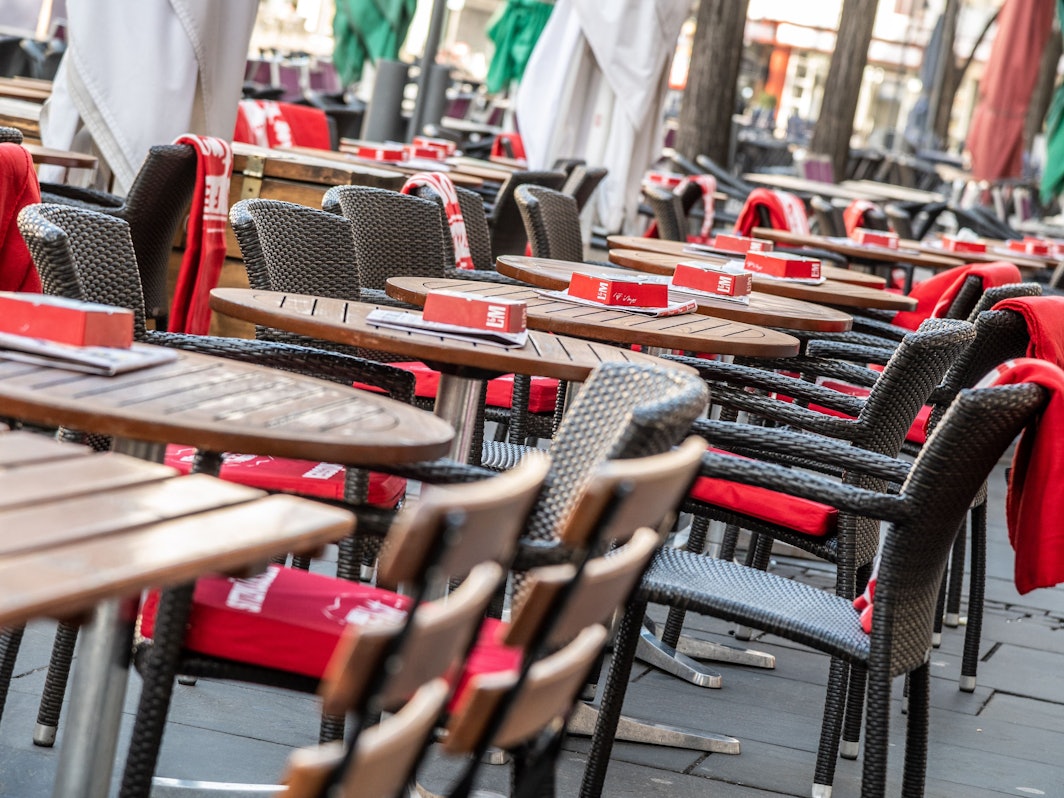 Leere Stühle vor einem Restaurant in Köln (Symbolfoto)