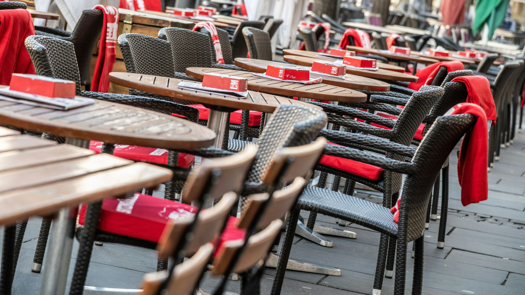 Leere Stühle vor einem Restaurant in Köln (Symbolfoto)