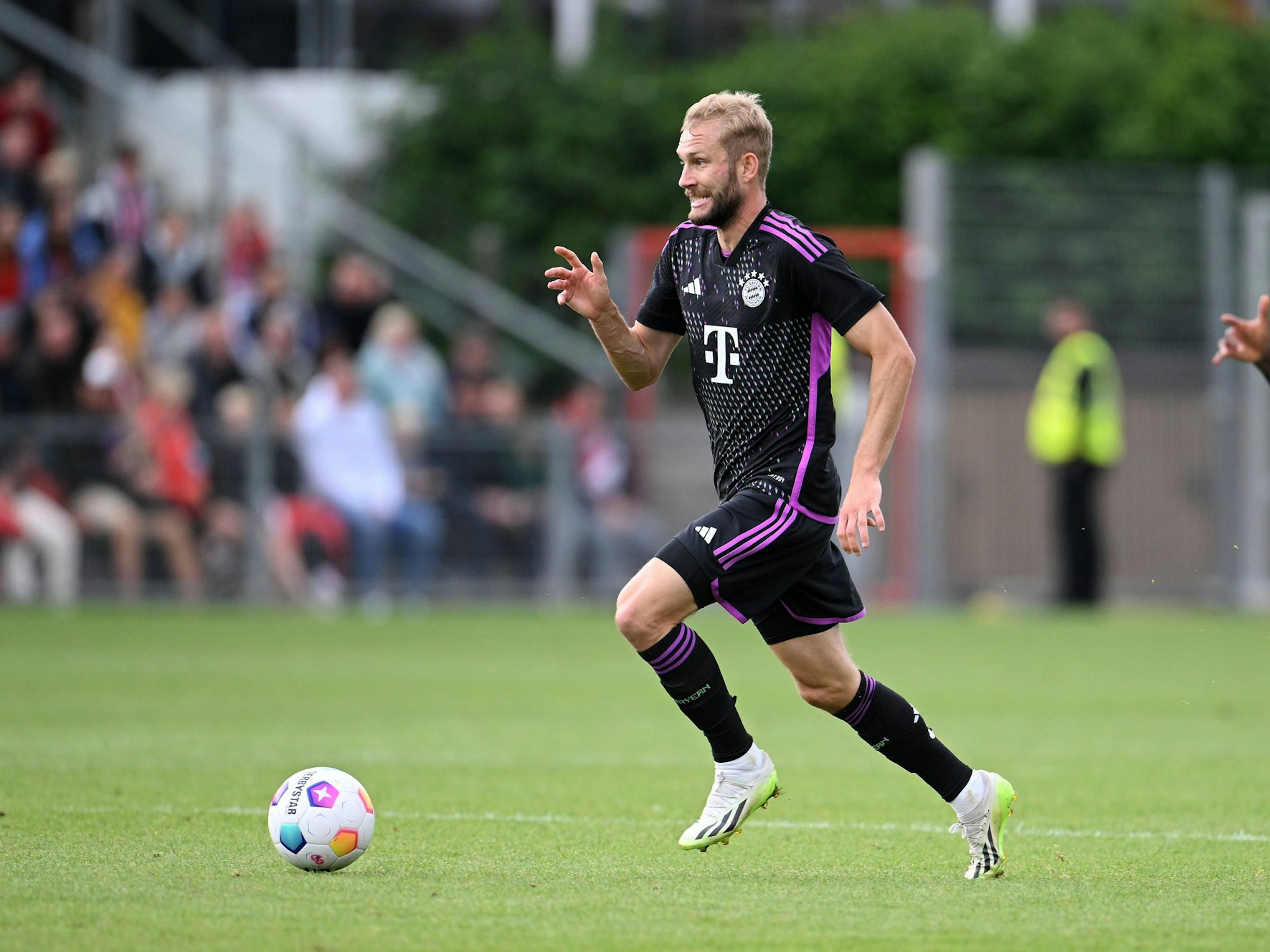 Konrad Laimer (FC Bayern) in Aktion.