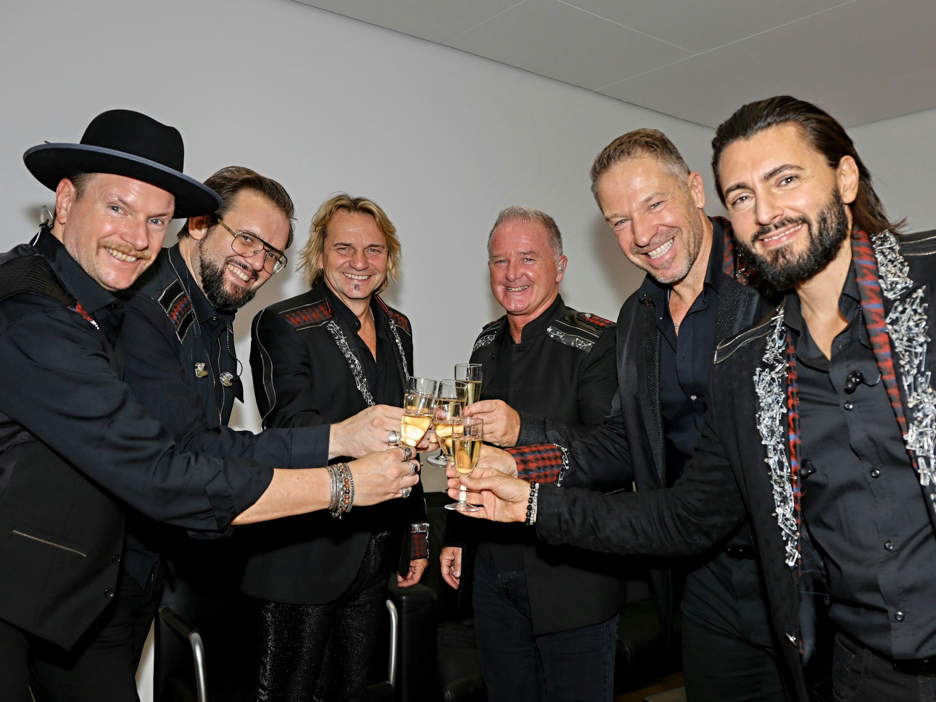 Die Höhner trinken ein Glas Sekt.