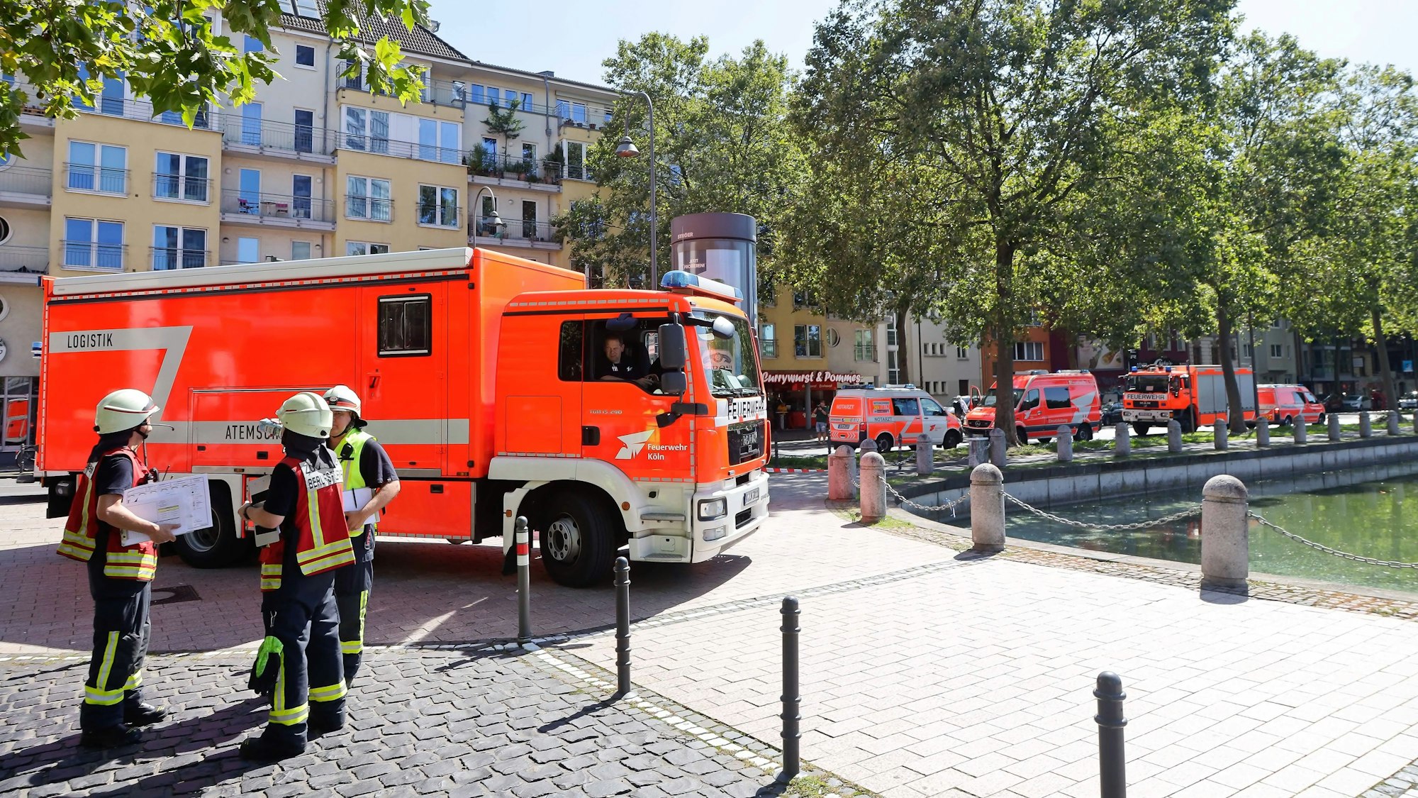 Einsatzkräfte der Feuerwehr am Mediapark.