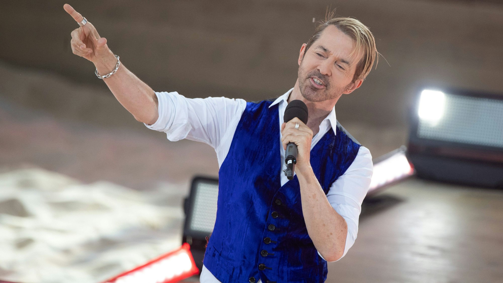 Sänger Limahl beim Auftritt auf der Bühne.