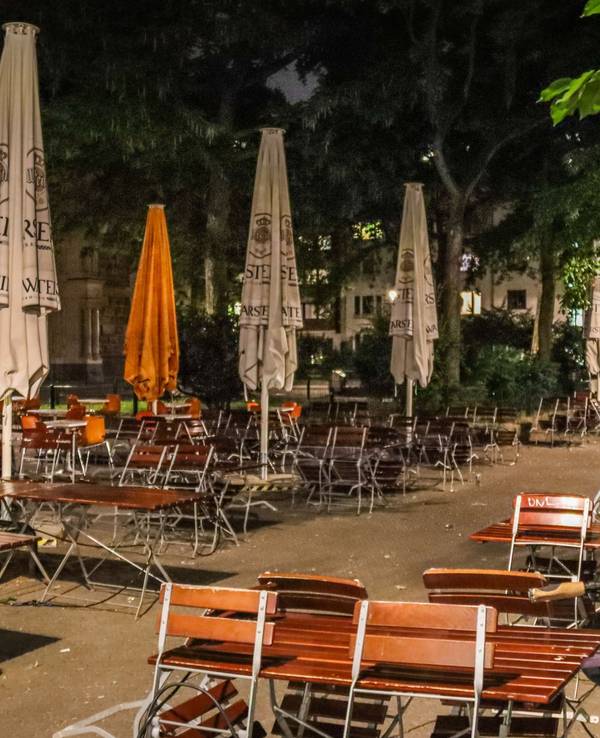 Der menschenleere Brüsseler Platz im Belgischen Viertel in Köln mit leerer Außengastronomie.