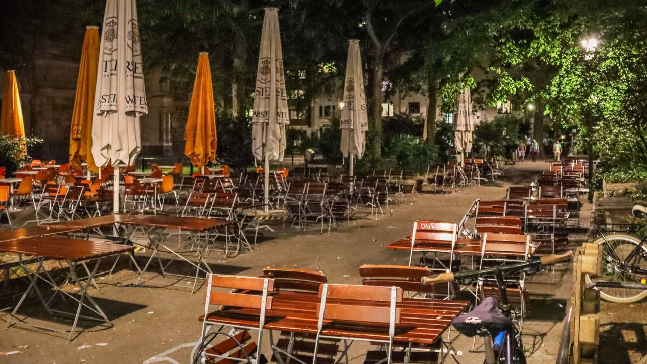 Der menschenleere Brüsseler Platz im Belgischen Viertel in Köln mit leerer Außengastronomie.