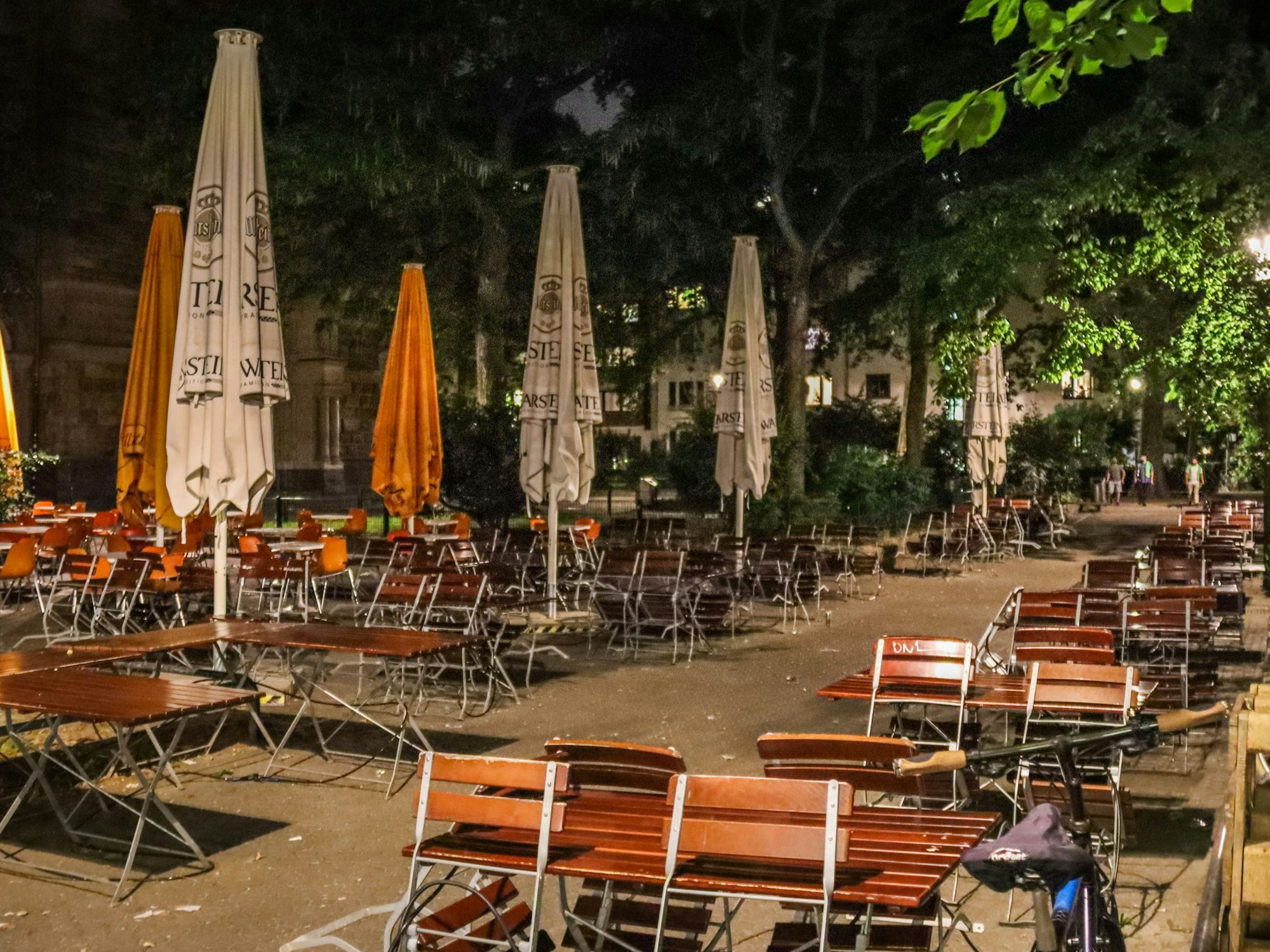 Der menschenleere Brüsseler Platz im Belgischen Viertel in Köln mit leerer Außengastronomie.