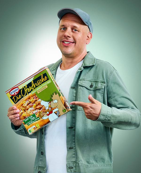 Dr. Oetker bringt eine skurrile vegane Pizza-Variante ins Regal, gemeinsam mit Ralph Ruthe, dem bekannten Cartoonisten.