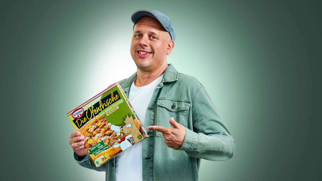 Dr. Oetker bringt eine skurrile vegane Pizza-Variante ins Regal, gemeinsam mit Ralph Ruthe, dem bekannten Cartoonisten.