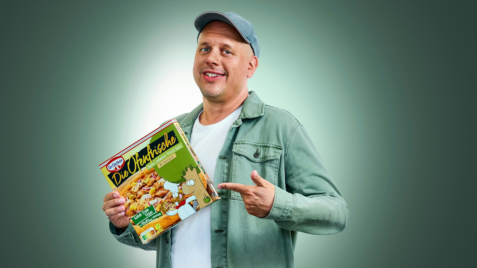 Dr. Oetker bringt eine skurrile vegane Pizza-Variante ins Regal, gemeinsam mit Ralph Ruthe, dem bekannten Cartoonisten.
