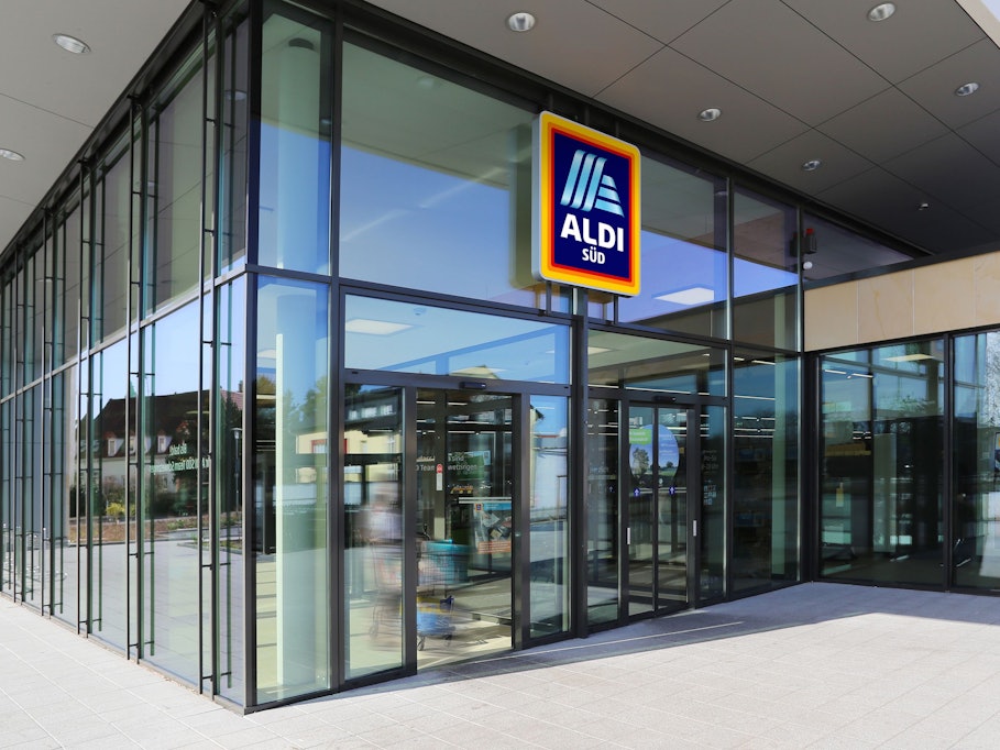 Blick auf eine Aldi-Filiale in Mülheim an der Ruhr (Archivbild 2017): Eine Ausweitung der Pfandpflicht ab dem Januar 2024 führt dazu, dass auch auf Milchprodukte in Einweg-Getränkeflaschen aus Kunststoff Pfand erhoben wird.