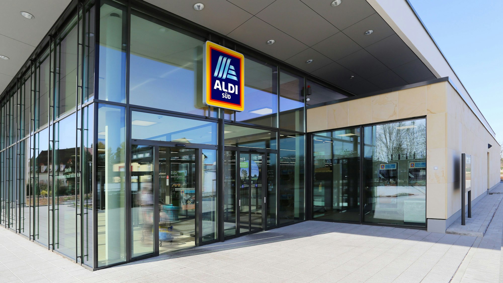 Blick auf eine Aldi-Filiale in Mülheim an der Ruhr (Archivbild 2017): Eine Ausweitung der Pfandpflicht ab dem Januar 2024 führt dazu, dass auch auf Milchprodukte in Einweg-Getränkeflaschen aus Kunststoff Pfand erhoben wird.
