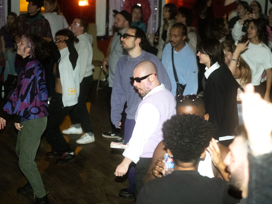 Menschen Tanzen auf dem Kölnchella Festival.