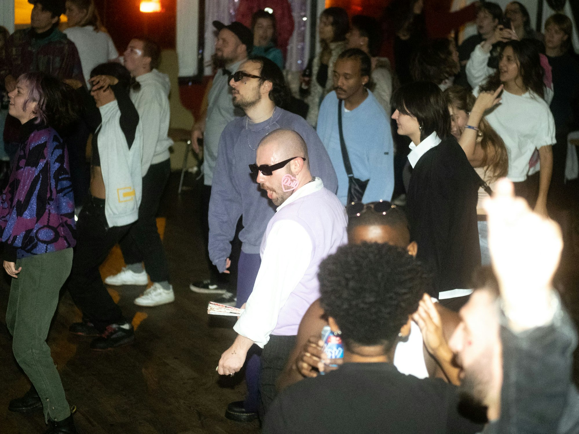 Menschen Tanzen auf dem Kölnchella Festival.