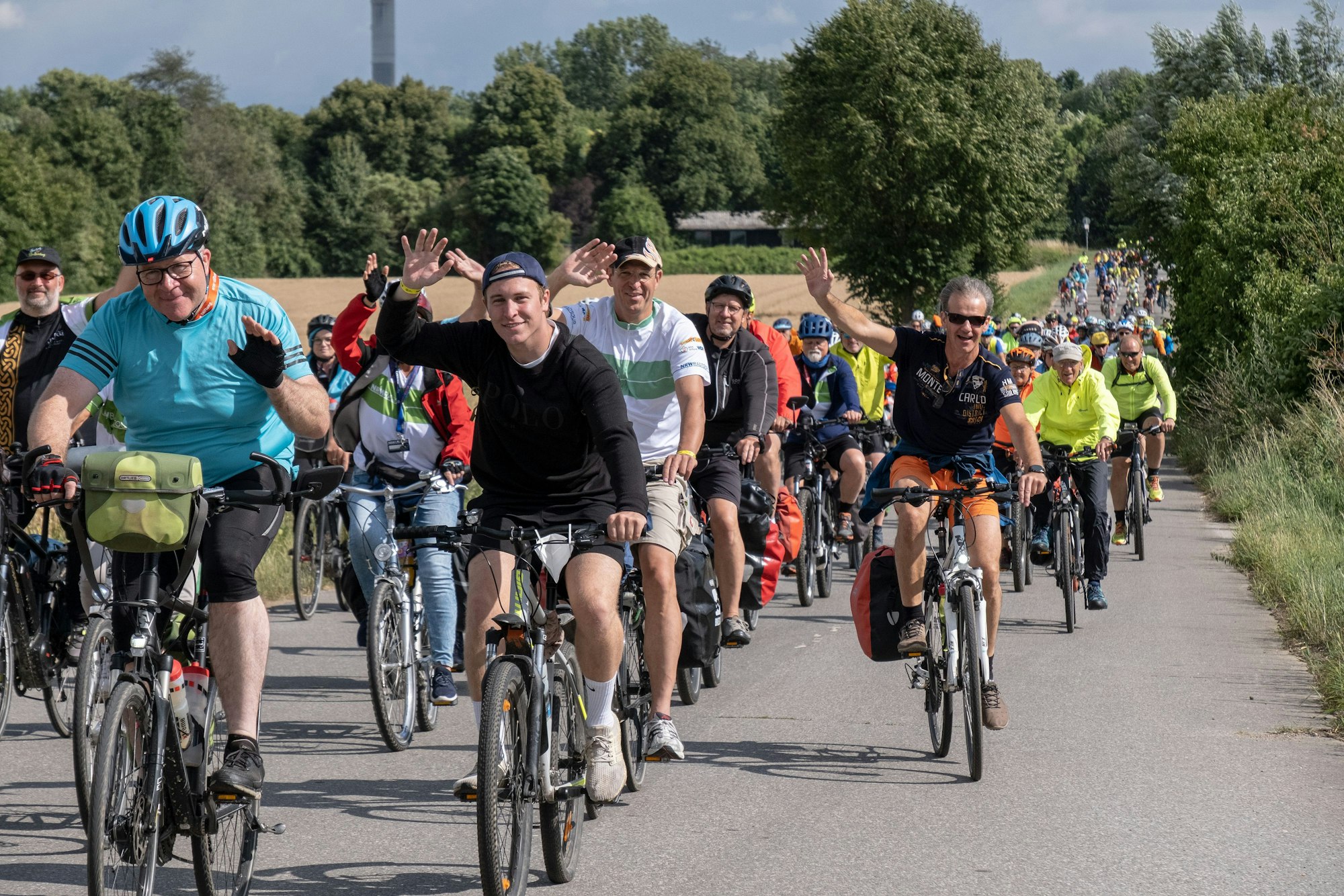 NRW-Radtour 2022, viele Fahrradfahrer in einer Kolonne.