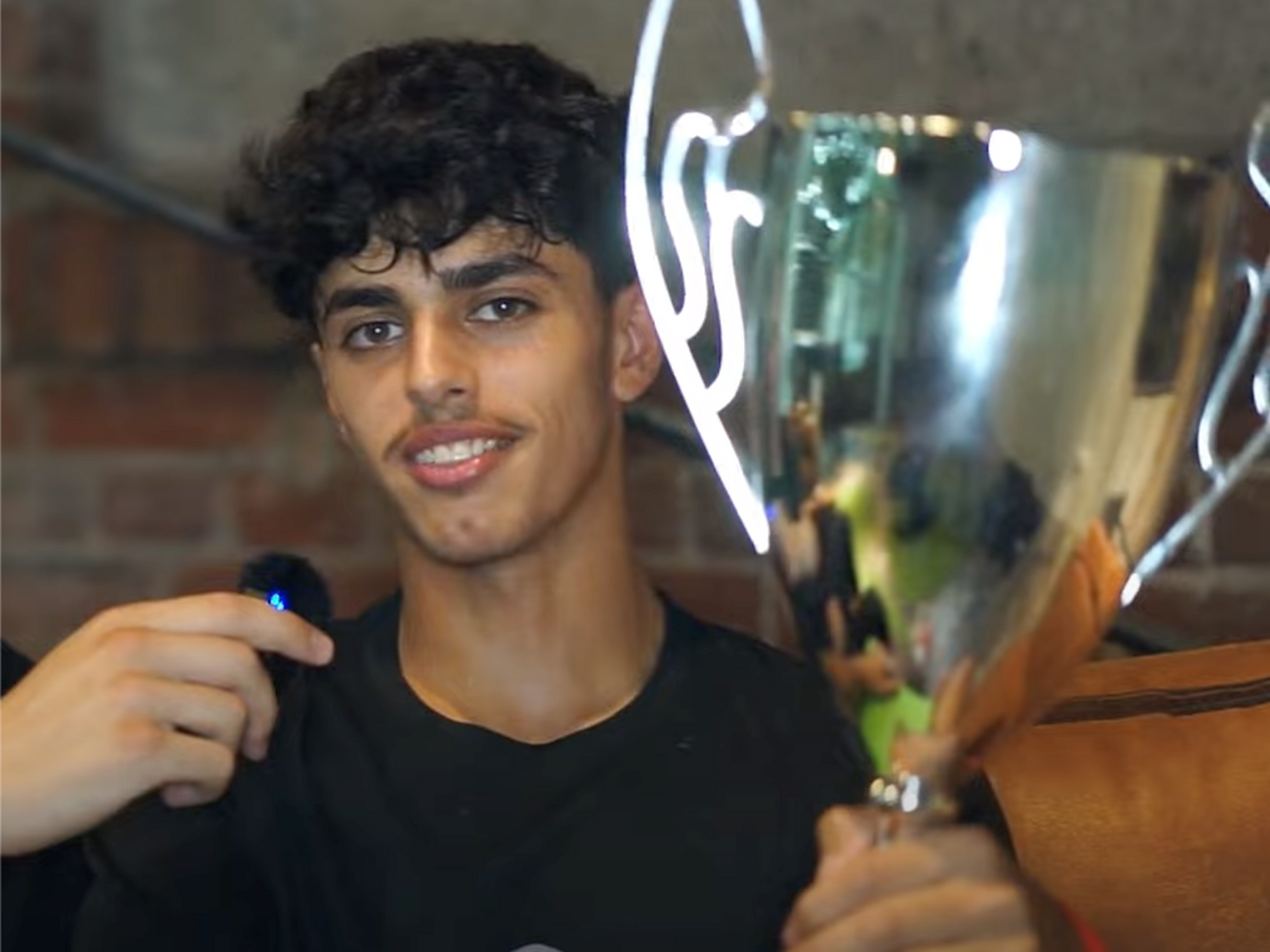 Abdul Al Khalaf hält einen Pokal in die Kamera.