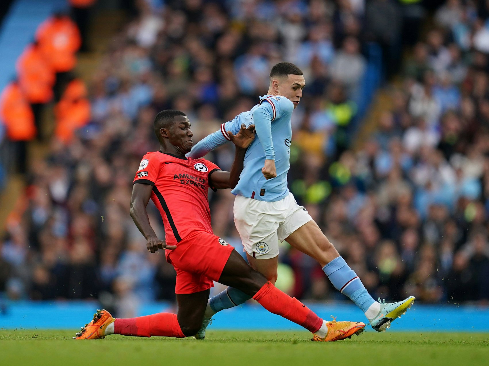 Manchester Citys Phil Foden (r.) versucht, der Grätsche von Brightons Moises Caicedo zu entgehen.