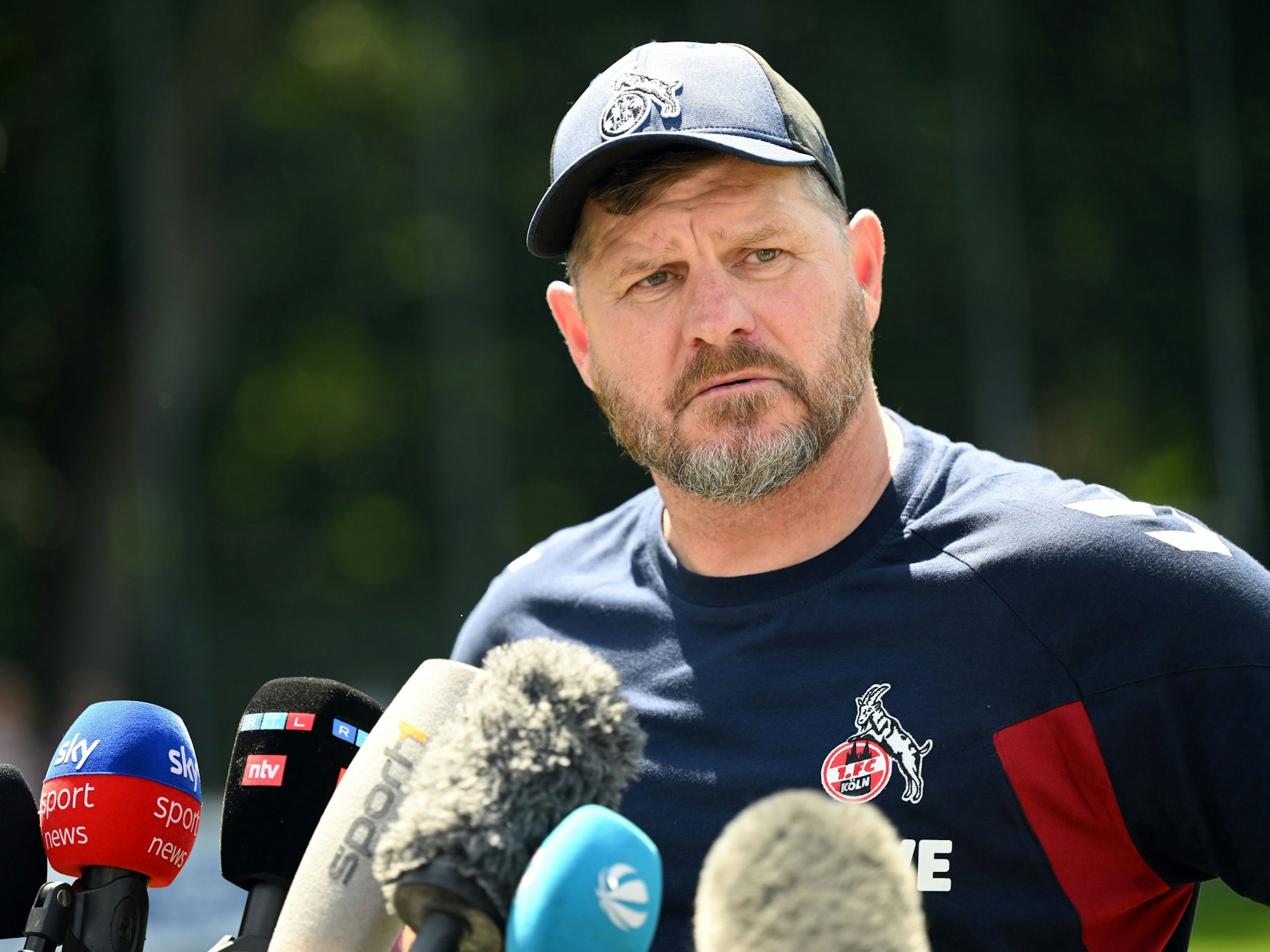 Kölns Trainer Steffen Baumgart gibt ein Interview während des ersten Trainings der neuen Bundesliga-Saison 2023/24.