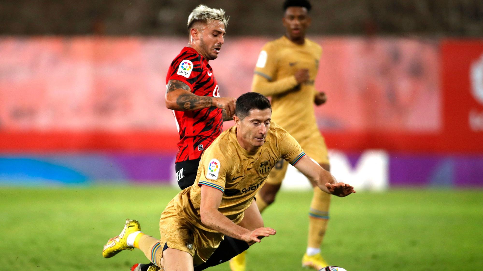 Pablo Maffeo im Zweikampf mit Robert Lewandowski.Maffeo ist ein Wechsel-Kandidat beim FC Barcelona.