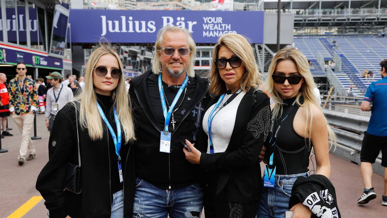 Davina, Robert, Carmen und Davina, posieren in Monaco für ein Foto.