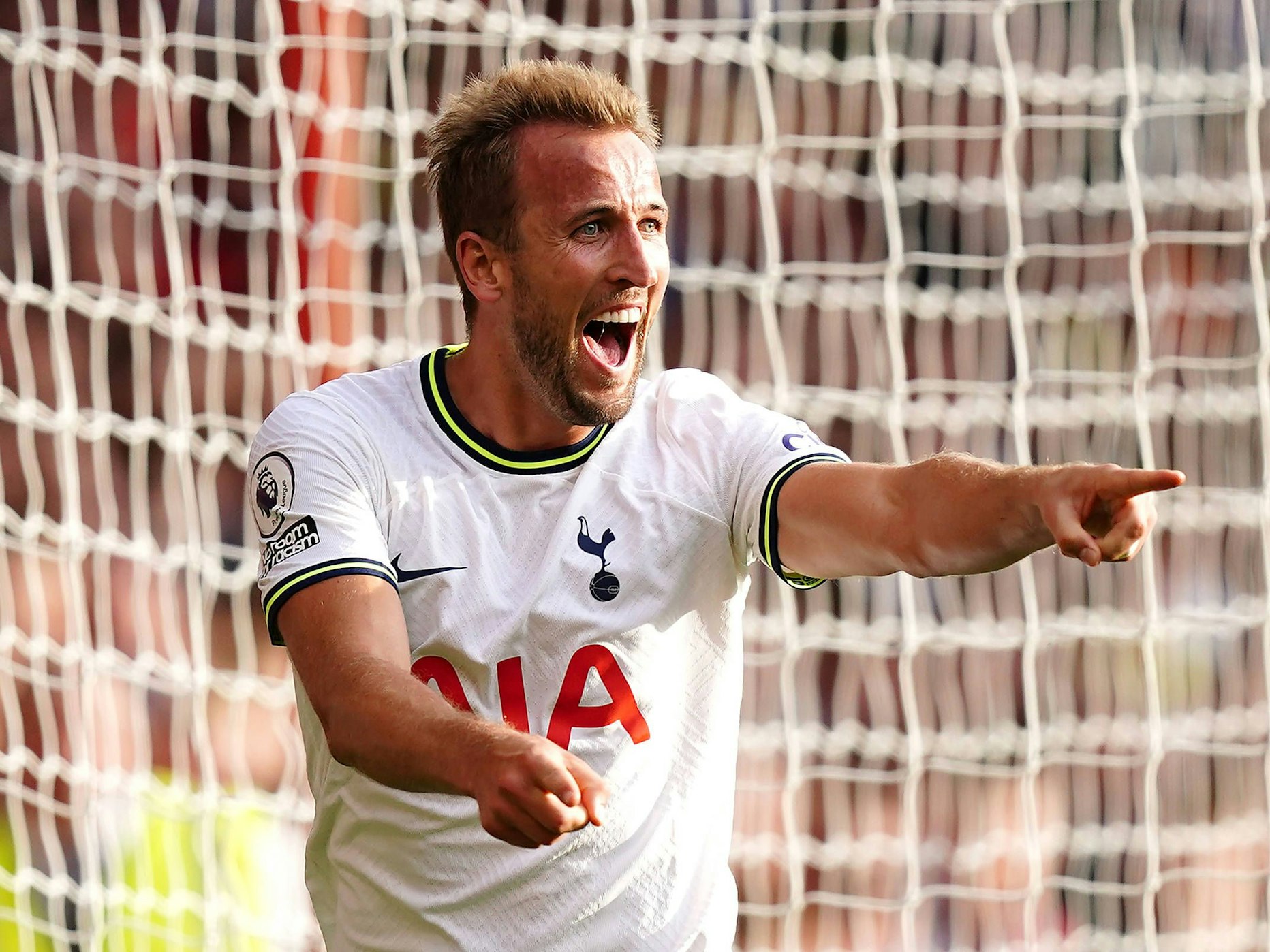 Harry Kane jubelt und reißt den Mund auf.