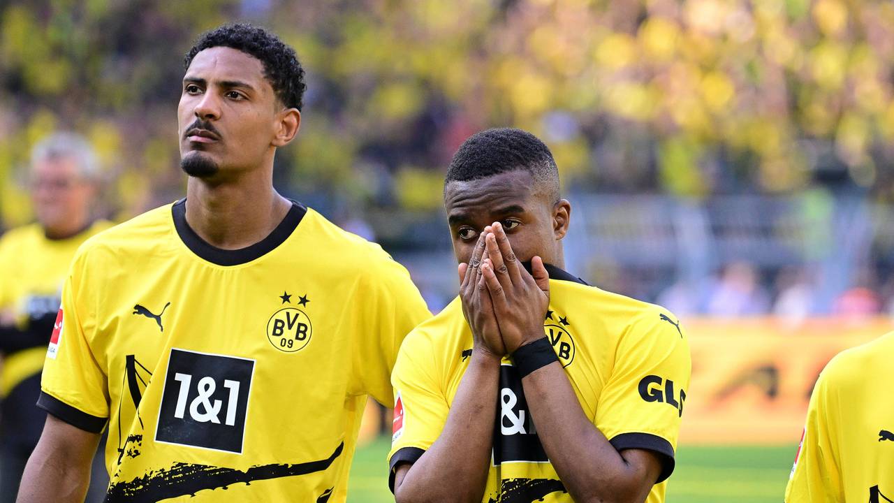 Dortmunds Haller steht neben Moukoko. Moukoko hat die Hände vor dem Gesicht gefaltet.