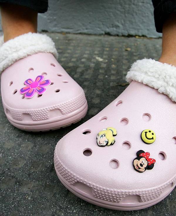 Rosa Crocs mit Jibbitz