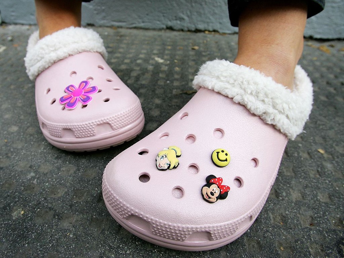 Rosa Crocs mit Jibbitz