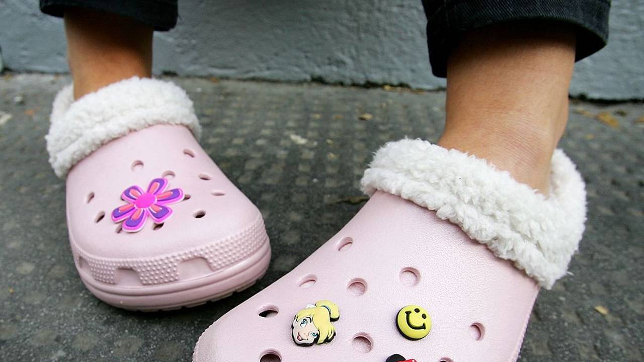 Rosa Crocs mit Jibbitz