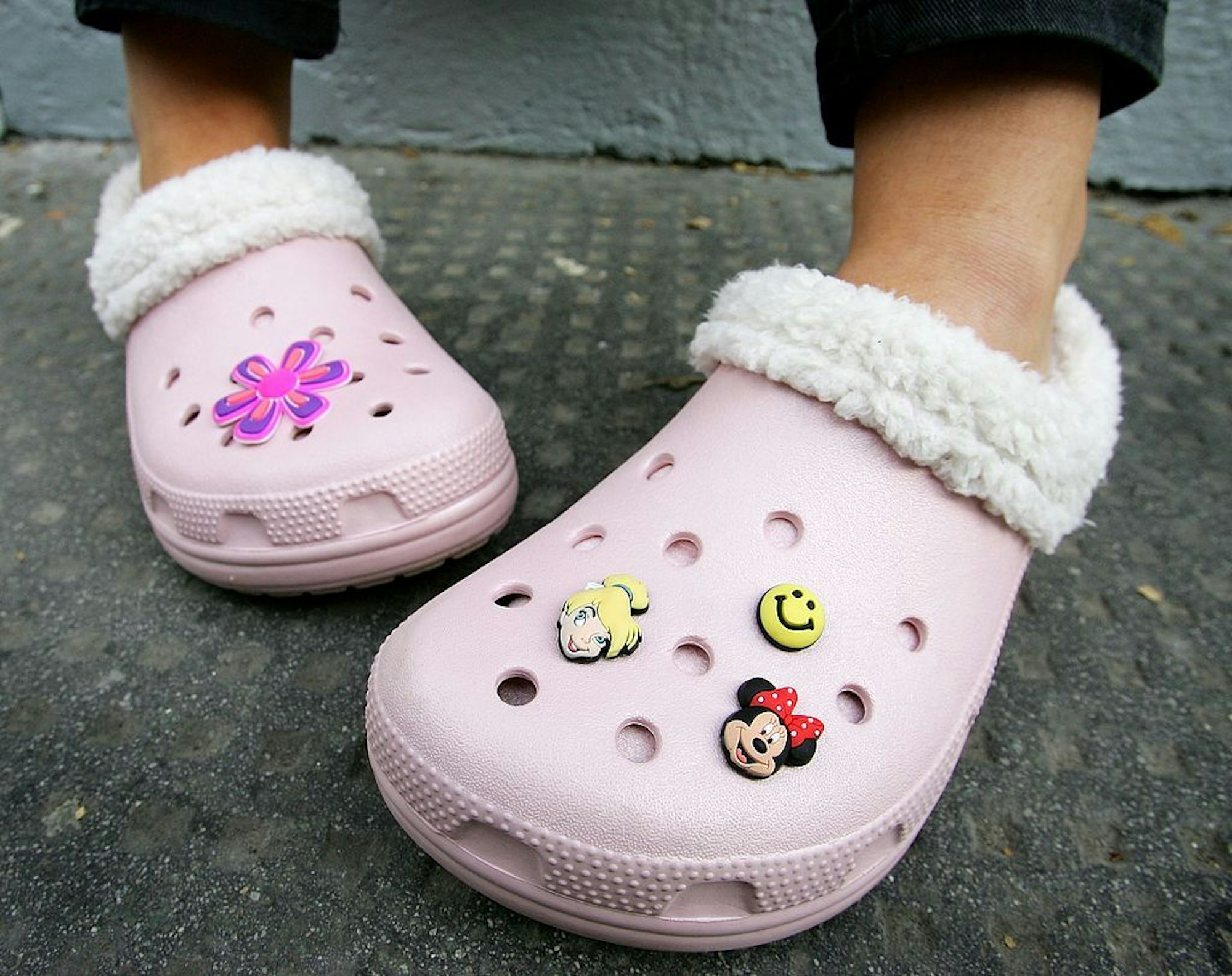 Rosa Crocs mit Jibbitz