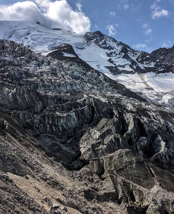 Blick auf den Berg und den Bionnassay Gletscher.