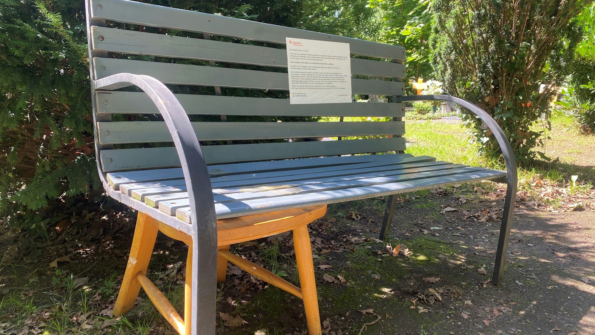 Eine Bank auf dem Melaten-Friedhof in Köln