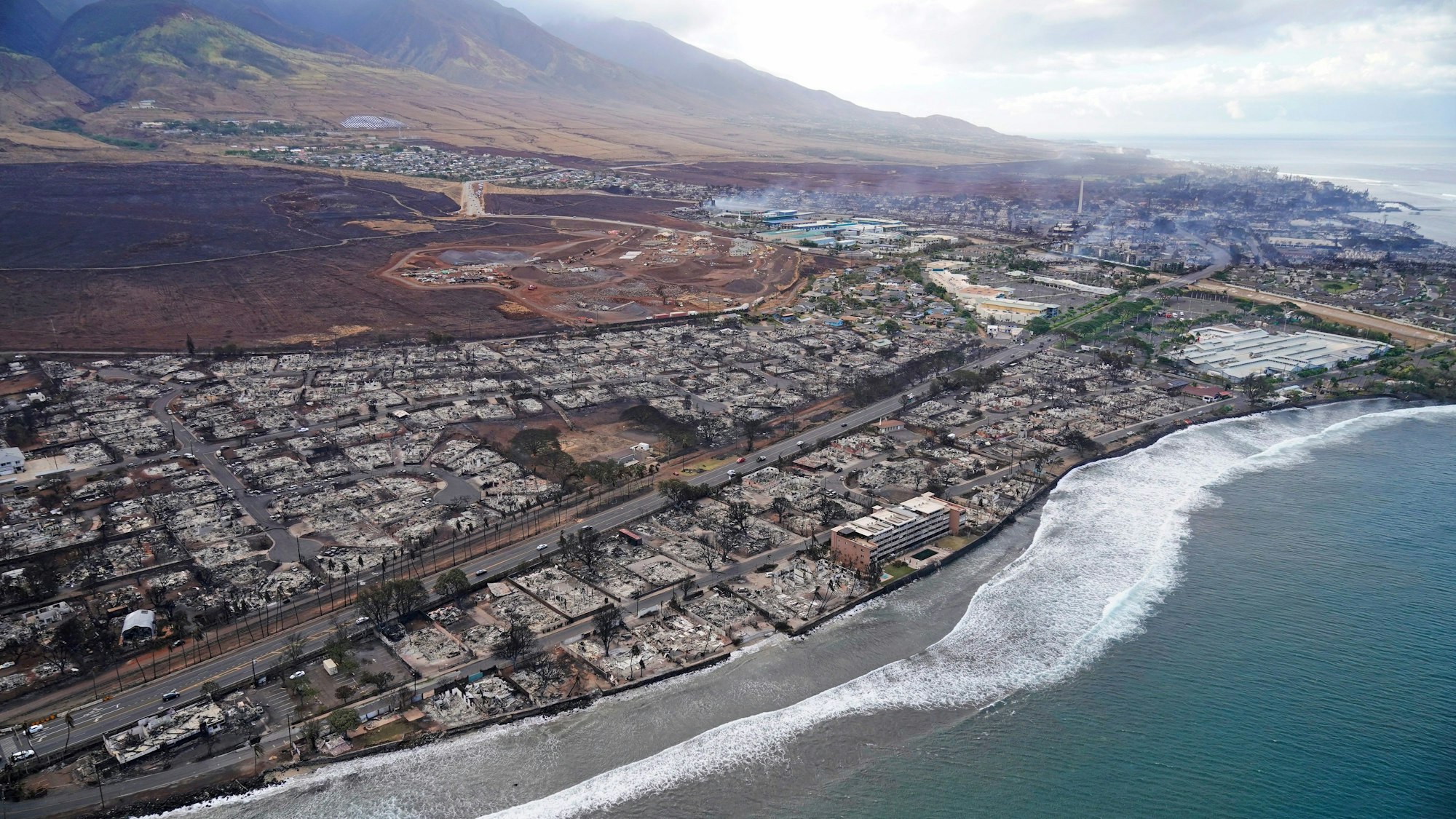 Die Feuer haben eine Schneise der Verwüstung geschlagen, auf Maui herrscht Ausnahmezustand. Von Lahaina ist nicht mehr viel übrig.