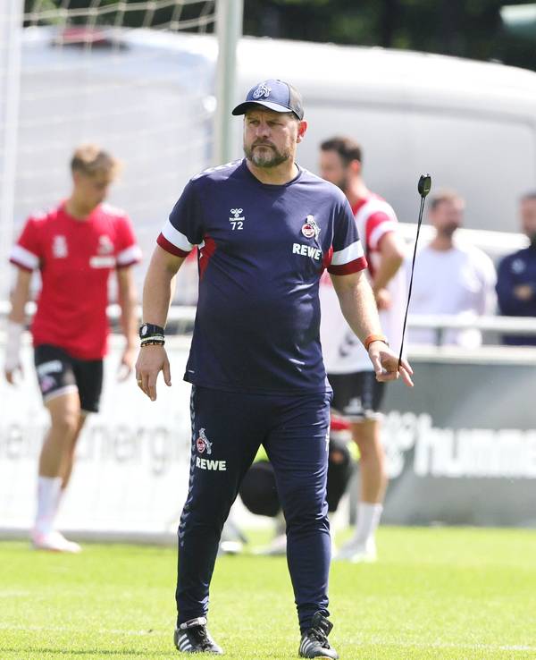 Steffen Baumgart spielt mit seiner Stoppuhr.