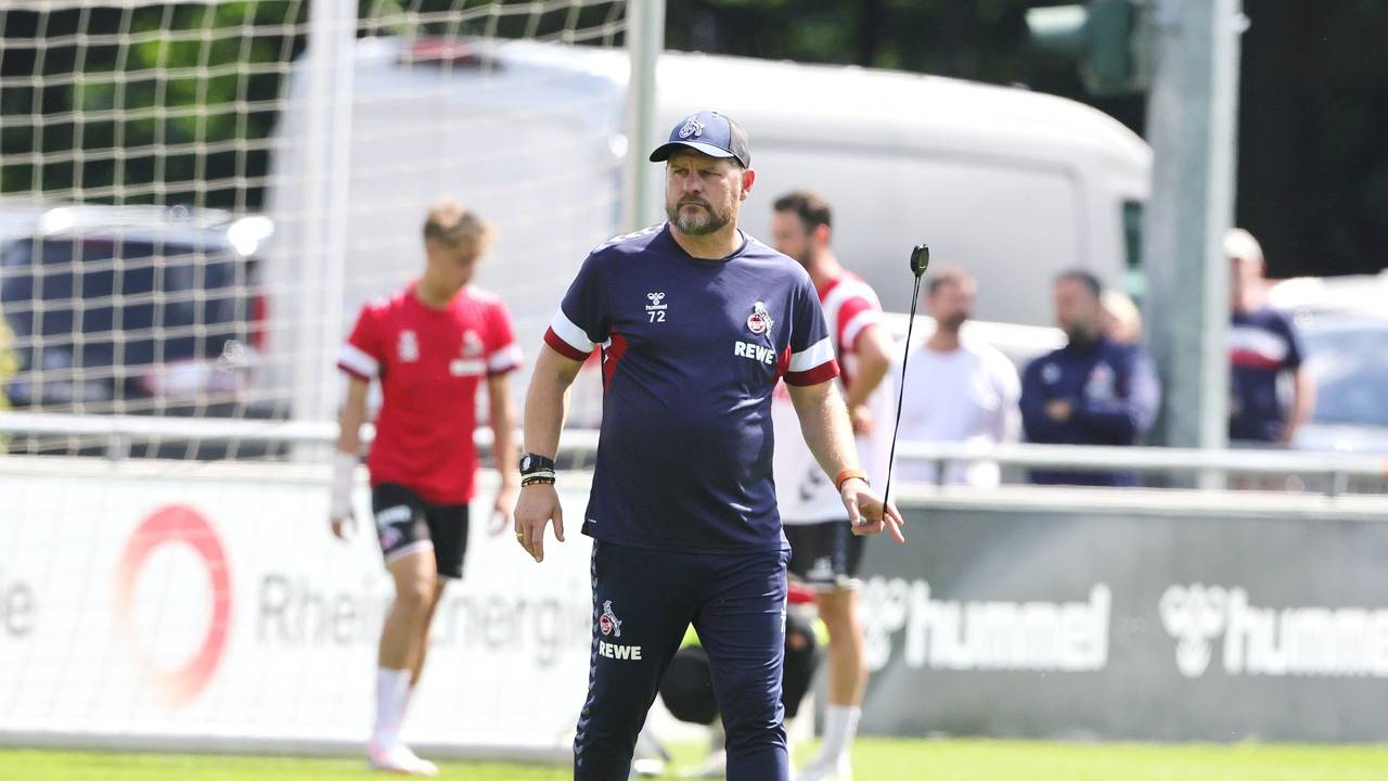 Steffen Baumgart spielt mit seiner Stoppuhr.