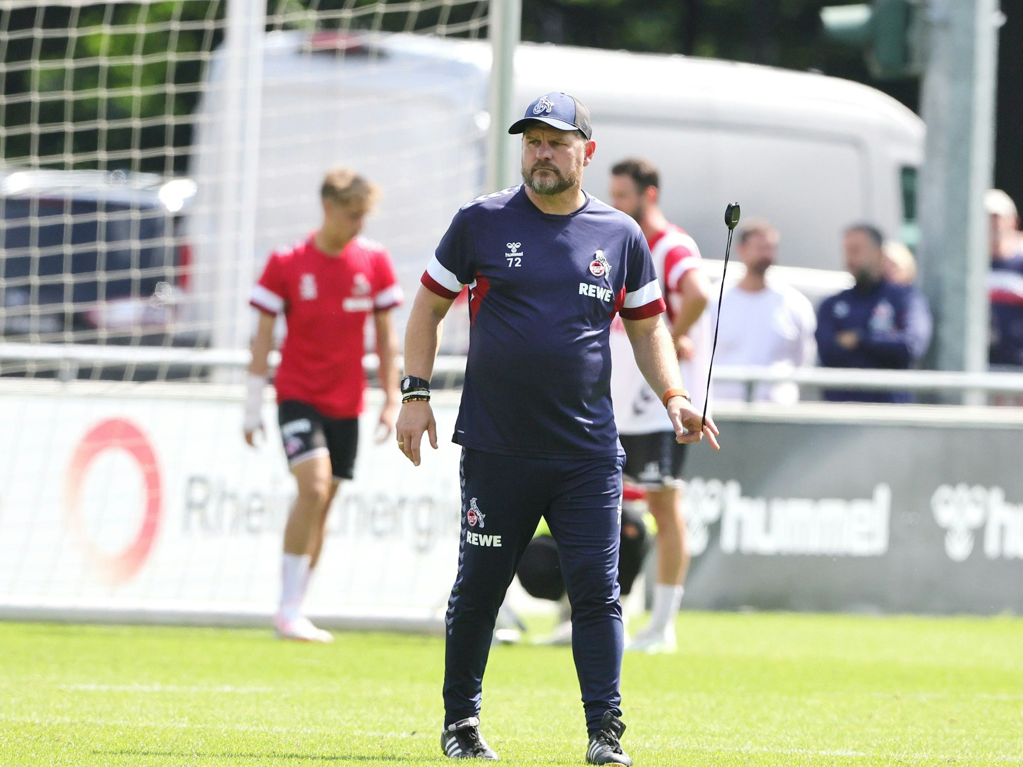 Steffen Baumgart spielt mit seiner Stoppuhr.