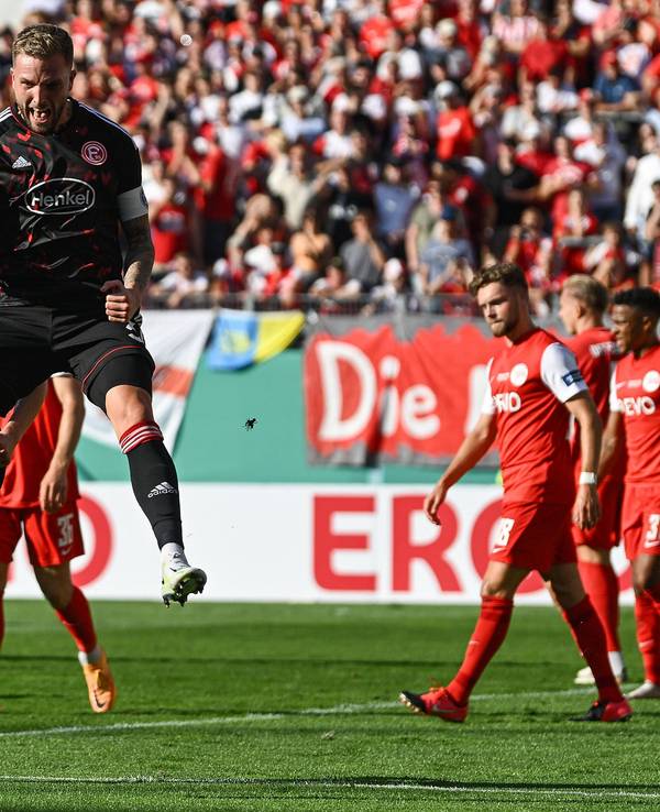 Andre Hoffmann jubelt in der ersten Runde des DFB-Pokals 2022/2023 über sein Tor für Fortuna Düsseldorf gegen die Kickers Offenbach.