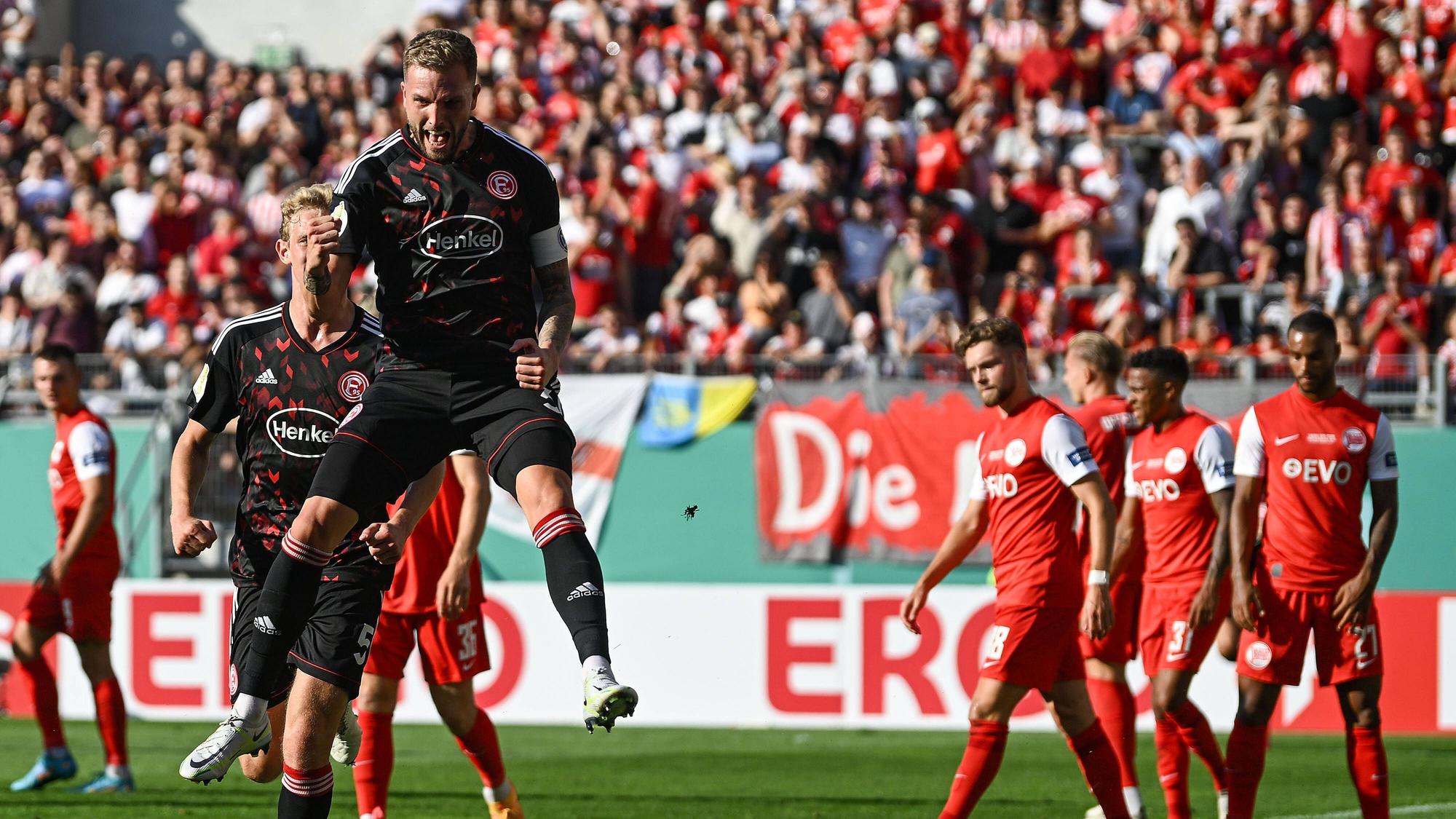 Andre Hoffmann jubelt in der ersten Runde des DFB-Pokals 2022/2023 über sein Tor für Fortuna Düsseldorf gegen die Kickers Offenbach.