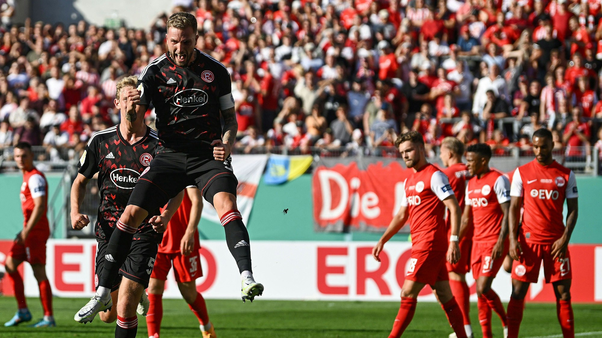 Andre Hoffmann jubelt in der ersten Runde des DFB-Pokals 2022/2023 über sein Tor für Fortuna Düsseldorf gegen die Kickers Offenbach.