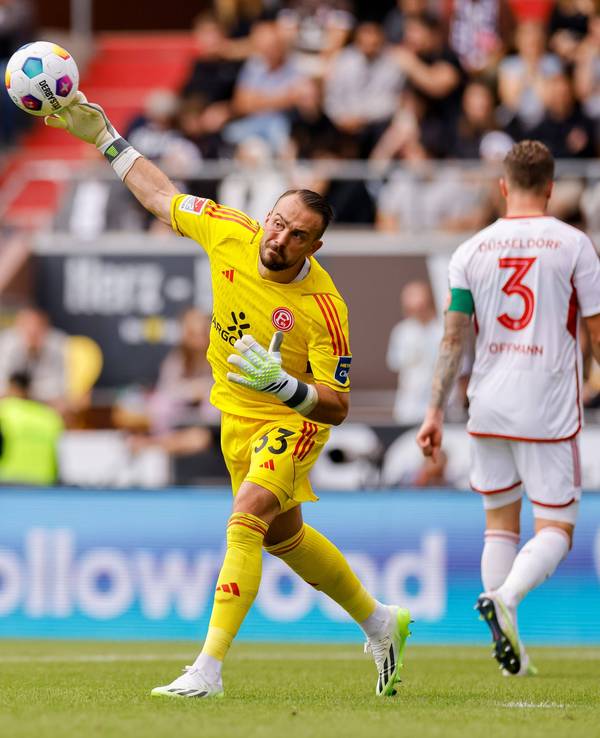 Florian Kastenmeier beim Abwurf bei einem Spiel von Fortuna Düsseldorf.