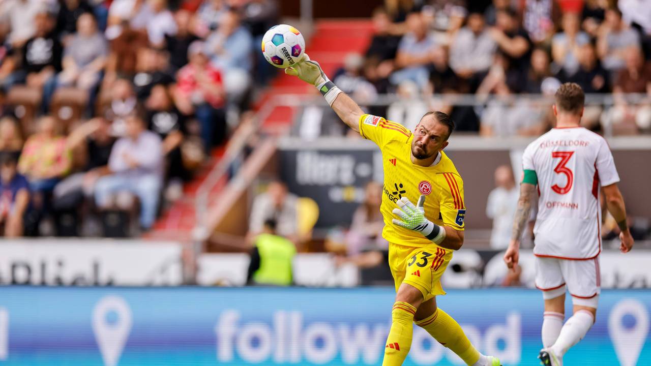 Florian Kastenmeier beim Abwurf bei einem Spiel von Fortuna Düsseldorf.