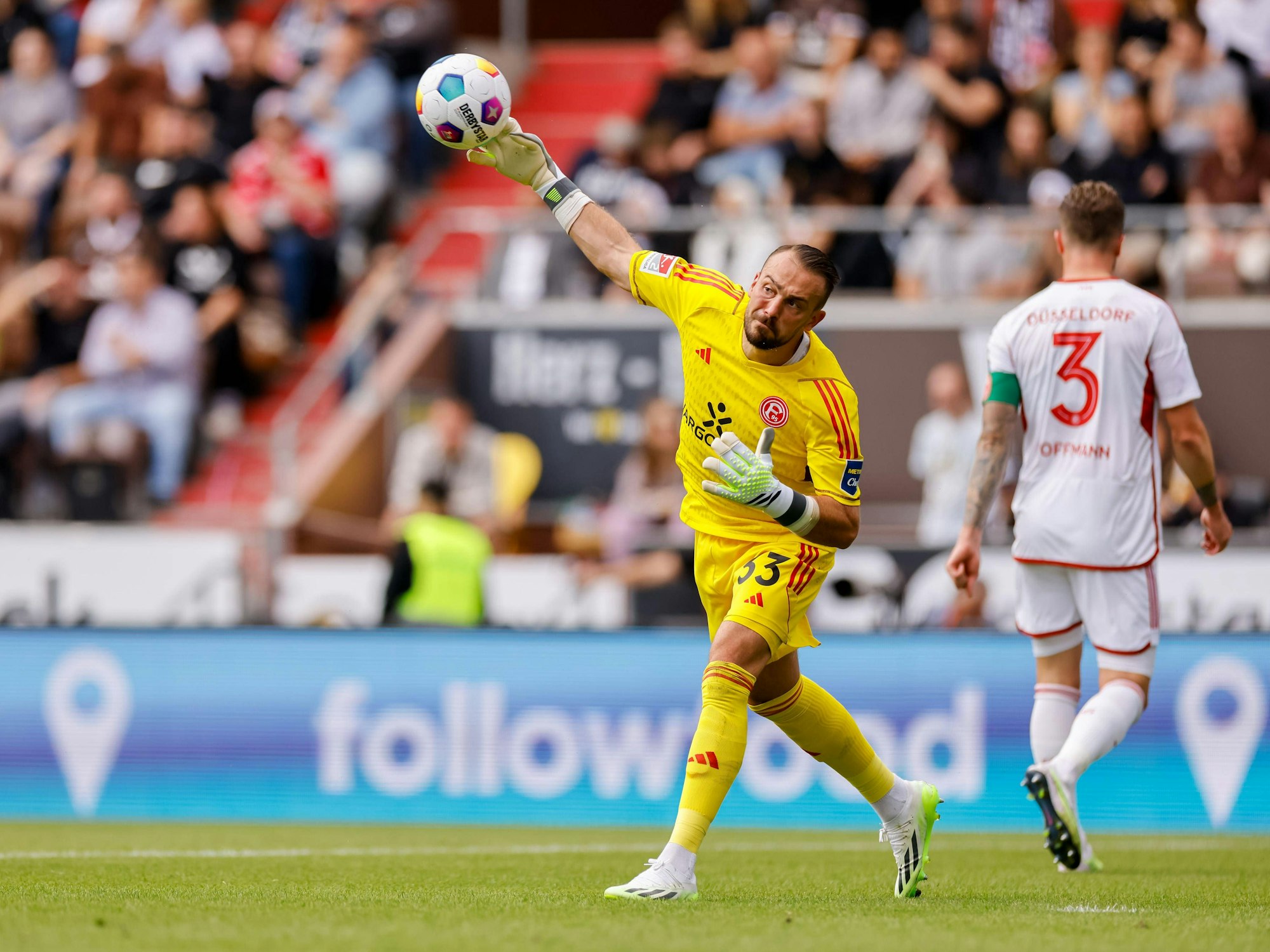 Torhüter Florian Kastenmeier (Fortuna Düsseldorf) wirft den Ball.